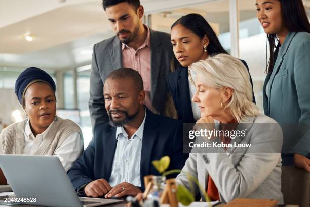 team-, laptop- und geschäftsleute, die ideen bei einem treffen mit dem ceo im büro planen oder brainstormen. computer-, gruppen- und mitarbeit an projekten, diskussionen oder kooperationen verschiedener berater - brainstormen stock-fotos und bilder