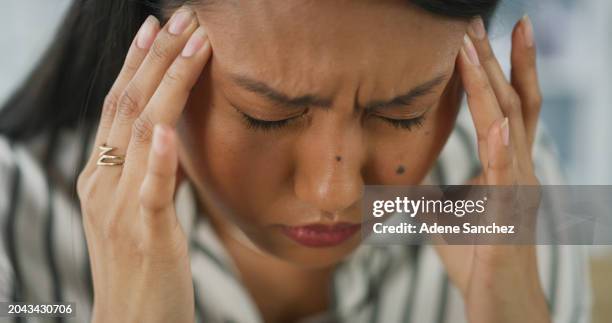 viso di donna asiatica, mal di testa e dolore da stress, vertigini mentali o crisi di salute mentale. giovane donna malata, emicrania e ansia di burnout, problema frustrato e depressione di affaticamento, debito o vertigini - vertigine foto e immagini stock