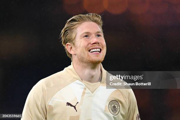 Kevin De Bruyne of Manchester City reacts in the warm up prior to the Emirates FA Cup Fifth Round match between Luton Town and Manchester City at...