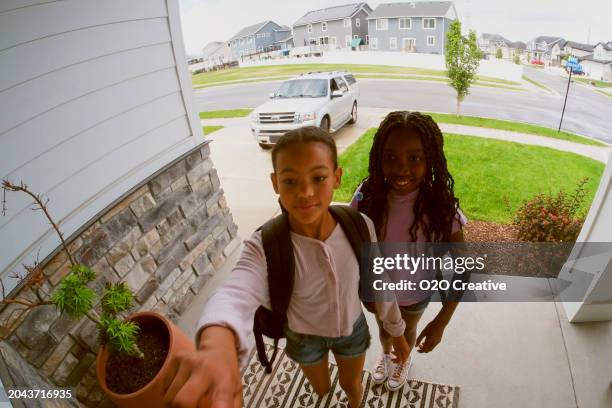 imágenes de cámaras de seguridad del hogar de niños que van y vienen - timbre de la puerta fotografías e imágenes de stock
