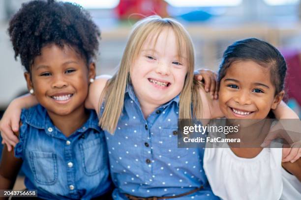 escuela amigos. - síndrome de down fotografías e imágenes de stock
