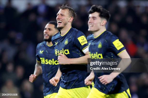 Dan Burn of Newcastle United celebrates victory in the penalty shoot-out after their teammate Martin Dubravka saves the fifth and decisive penalty...