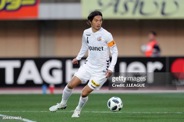 Ryota Takasugi of V-Varen Nagasaki in action during the J.League J1 match between Shonan Bellmare and V-Varen Nagasaki at Shonan BMW Stadium...