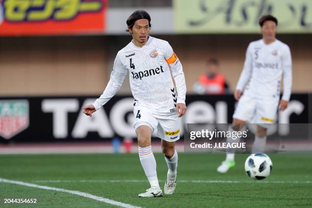 Ryota Takasugi of V-Varen Nagasaki in action during the J.League J1 match between Shonan Bellmare and V-Varen Nagasaki at Shonan BMW Stadium...