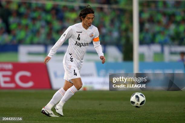 Ryota Takasugi of V-Varen Nagasaki in action during the J.League J1 match between Shonan Bellmare and V-Varen Nagasaki at Shonan BMW Stadium...
