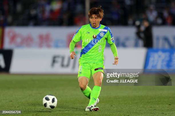 Kazunari Ono of Shonan Bellmare in action during the J.League J1 match between Shonan Bellmare and V-Varen Nagasaki at Shonan BMW Stadium Hiratsuka...