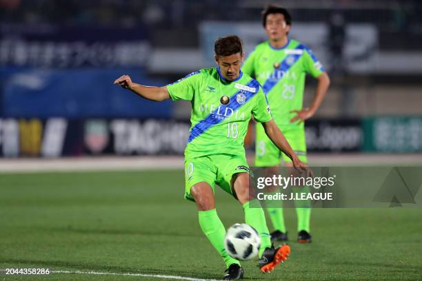 Hiroki Akino of Shonan Bellmare takes a free kick during the J.League J1 match between Shonan Bellmare and V-Varen Nagasaki at Shonan BMW Stadium...