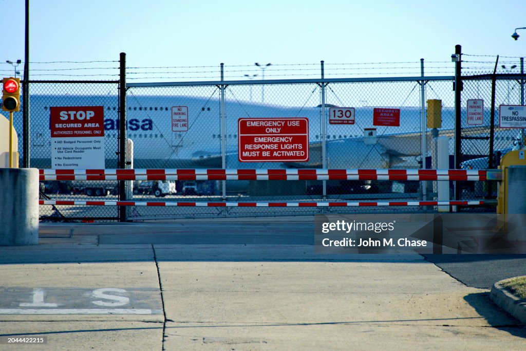 Security Access Gate with Lufthansa 747-830, Washington Dulles International Airport (USA)