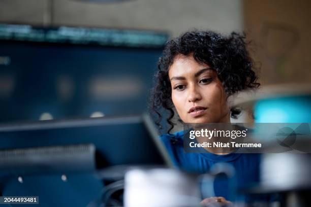 data analysis and protect insights to improve your business process with software development. a female software engineer on software project development to analyzing and ensuring reliability in a tech business office. - engineering stockfoto's en -beelden