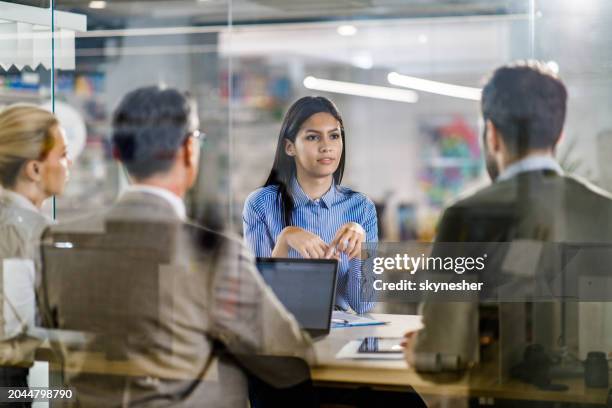 female candidate talking to human resource team on an interview in the office. - entrepreneur stockfoto's en -beelden