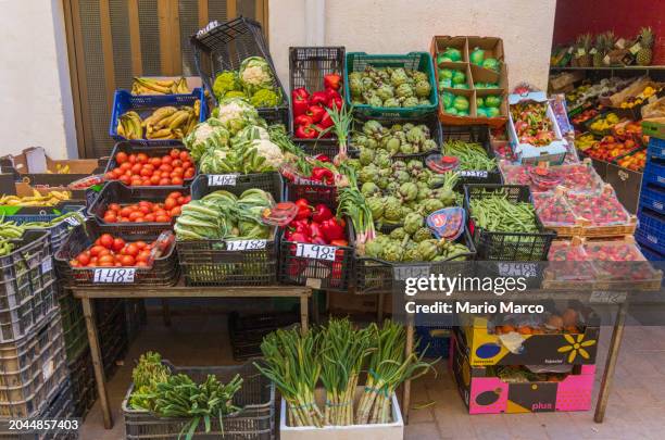 fruit and vegetable store - apple products stock pictures, royalty-free photos & images