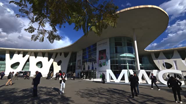 ESP: Congress attendants entering the MWC Barcelona 2024