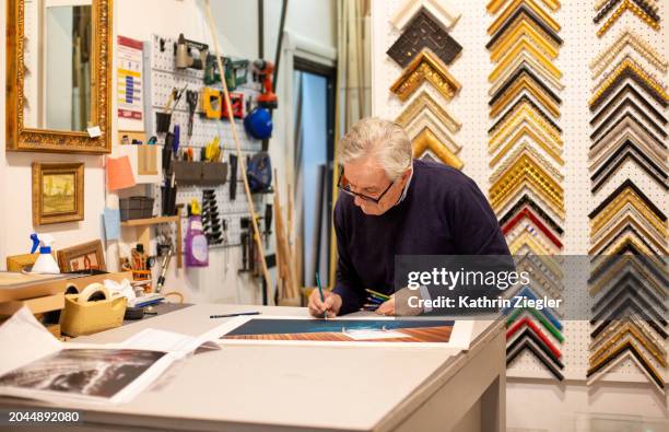 Frame Maker Photos and Premium High Res Pictures - Getty Images