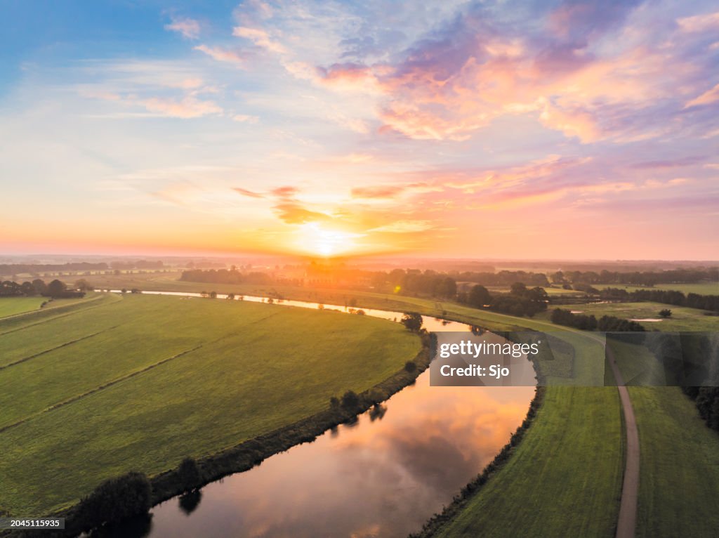 Sonnenaufgang auf der Vecht im Herbst von oben in Overijssel, Niederlande