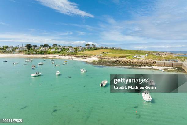 les caraïbes de bretagne en été : les vacances à la plage - vacances été plage stock-fotos und bilder