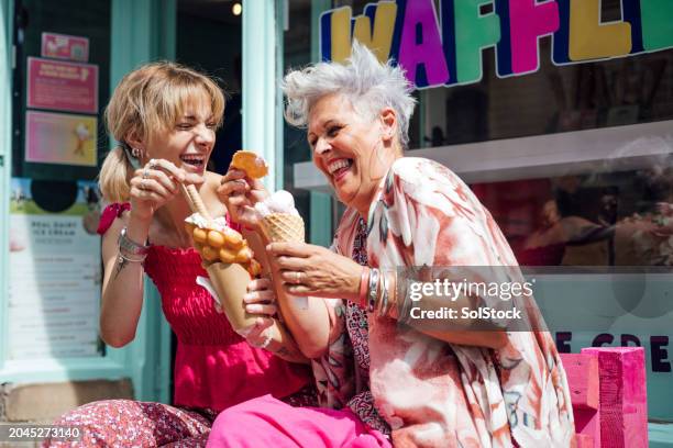 enjoying a sweet treat together - summer fun stock pictures, royalty-free photos & images