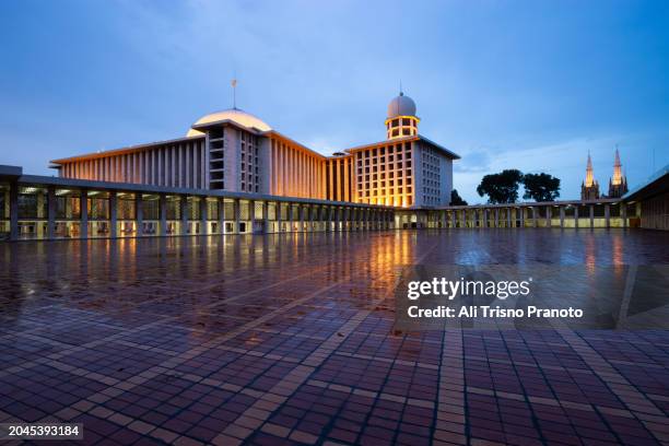 istiqlal mosque and cathedral church - istiqlal moschee stock-fotos und bilder