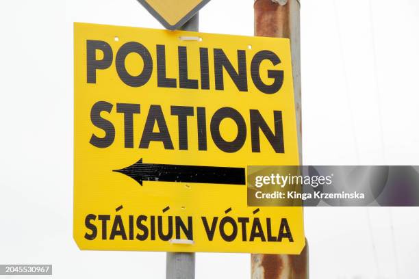 polling station sign - election day stock pictures, royalty-free photos & images