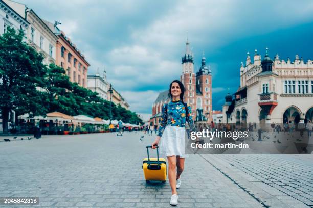 tourist exploring the best of europe - wonderlust stockfoto's en -beelden