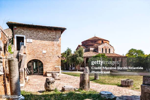 laguna (lagoon) di venezia. torcello. the museo (museum) dell'estuario and the chiesa (church) di santa fosca - estuario stock pictures, royalty-free photos & images