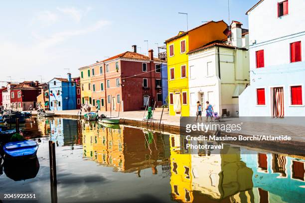 laguna (lagoon) di venezia. burano, people, boats and colorful houses - laguna di venezia 個照片及圖片檔
