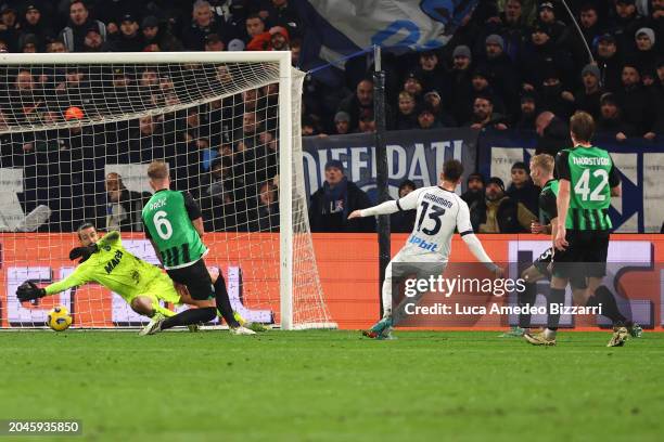 André-Frank Zambo Anguissa of SSC Napoli scores his team's first goal during the Serie A TIM match between US Sassuolo and SSC Napoli - Serie A TIM...