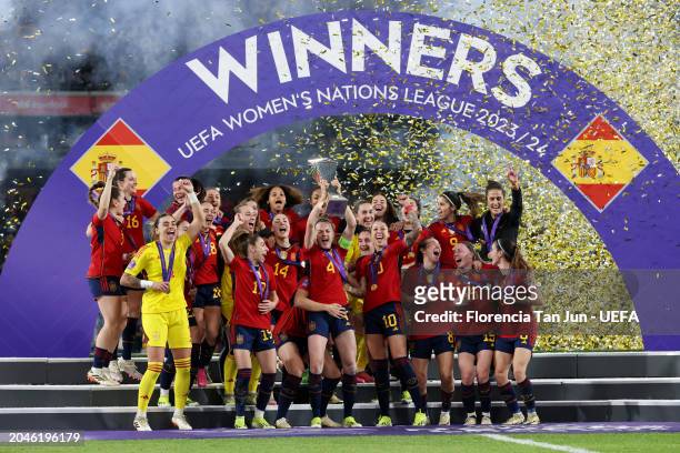 General view as players of Spain celebrate as Irene Paredes of Spain lifts UEFA Women's Nations League trophy after her team's victory during the...