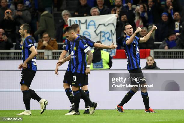Matteo Darmian of FC Internazionale celebrates scoring his team's first goal with teammates during the Serie A TIM match between FC Internazionale...