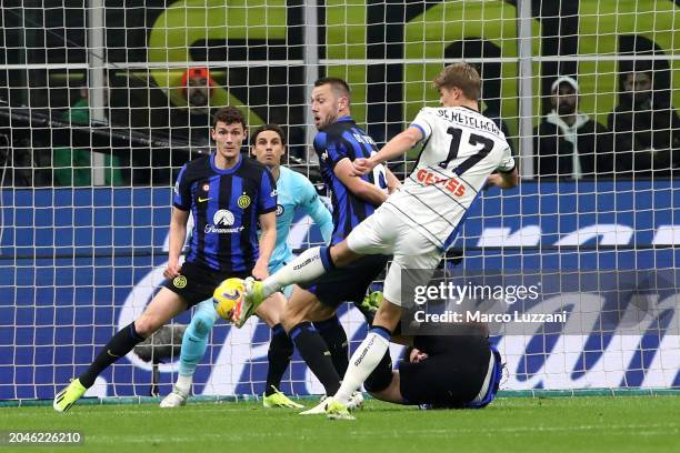 Charles De Ketelaere of Atalanta BC scores a goal, which is later dissallowed, during the Serie A TIM match between FC Internazionale and Atalanta BC...