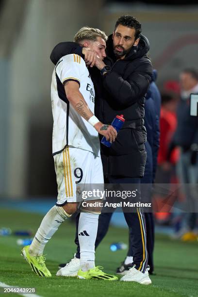 Head coach Alvaro Arbeloa of Real Madrid interacts with Iker Bravo after the UEFA Youth League Round of 16 match between Real Madrid and RB Leipzig...