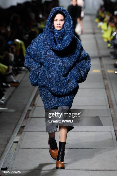 Model on the runway at Alexander McQueen RTW Fall 2024 as part of Paris Ready to Wear Fashion Week held on March 2, 2024 in Paris, France.