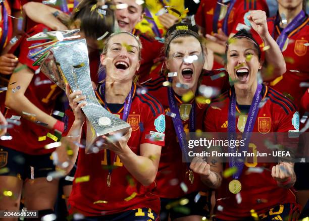 Giulia Gwinn of Germany runs with the ball whilst under pressure from Esmee Brugts of Netherlands during the UEFA Women's Nations League 2024 third...