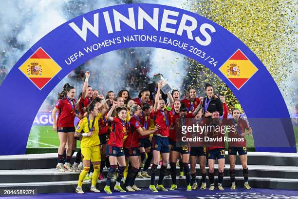 General view as players of Spain celebrate as Irene Paredes of Spain lifts UEFA Women's Nations League trophy after her team's victory during the...
