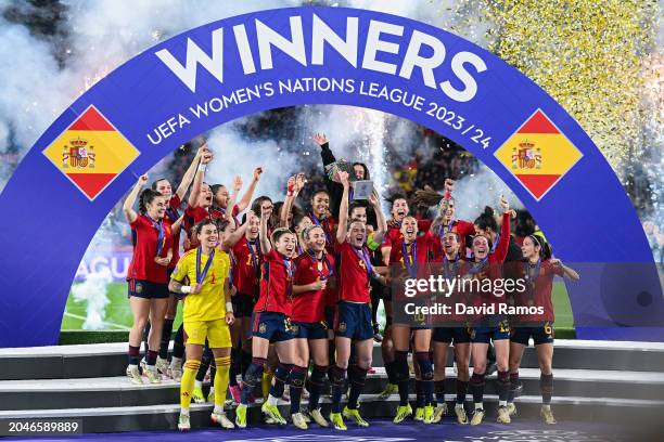 General view as players of Spain celebrate as Irene Paredes of Spain lifts UEFA Women's Nations League trophy after her team's victory during the...