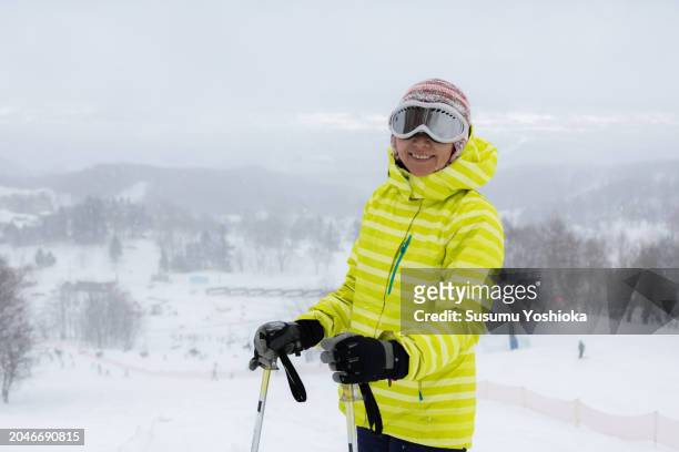 a woman enjoys skiing on her winter vacation. - 札幌市 stock-fotos und bilder