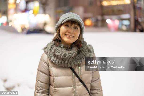 woman on a sightseeing trip to a snowy city on winter vacation. - 札幌市 imagens e fotografias de stock