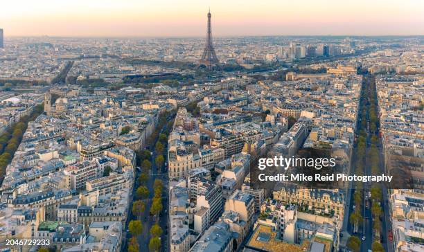 aerial paris place charles de gaulle chaillot avenues to the eiffel tower - place charles de gaulle stock pictures, royalty-free photos & images