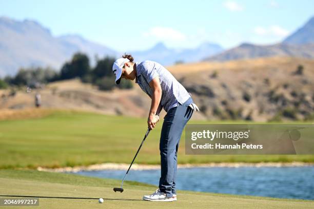 Ash Barty of Australia putts during day one of the 2024 New Zealand Golf Open at Millbrook Resort on February 29, 2024 in Queenstown, New Zealand.