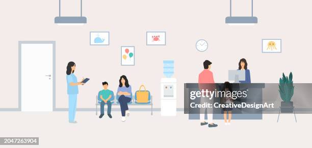 ilustraciones, imágenes clip art, dibujos animados e iconos de stock de sala de espera para niños en el hospital con un niño pequeño y su madre sentados en sillas y esperando el examen médico. niña y su padre hablando con recepcionista en el mostrador de recepción - visita