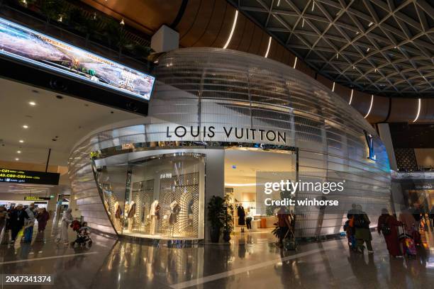louis vuitton store in hamad international airport in doha, qatar - nome de marca imagens e fotografias de stock