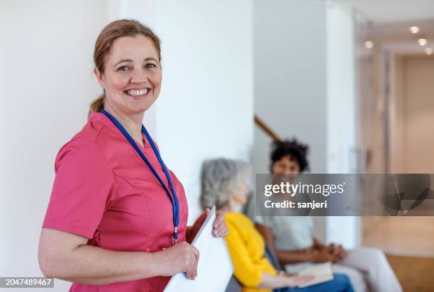 nurse and patients in a small medical clinic - doktersassistente stockfoto's en -beelden