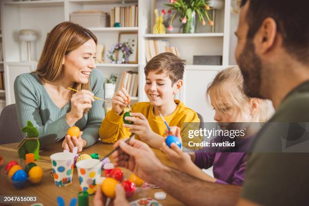 famiglia felice che prepara la pasqua a casa - colorare foto e immagini stock