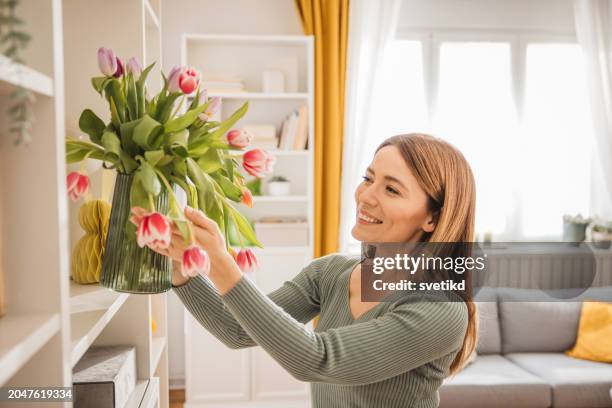 zuhause für ostern dekorieren - dekorieren stock-fotos und bilder
