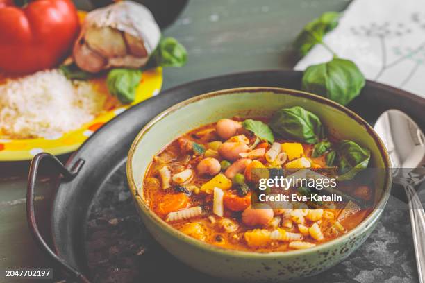 minestrone soup - comfort food fotografías e imágenes de stock