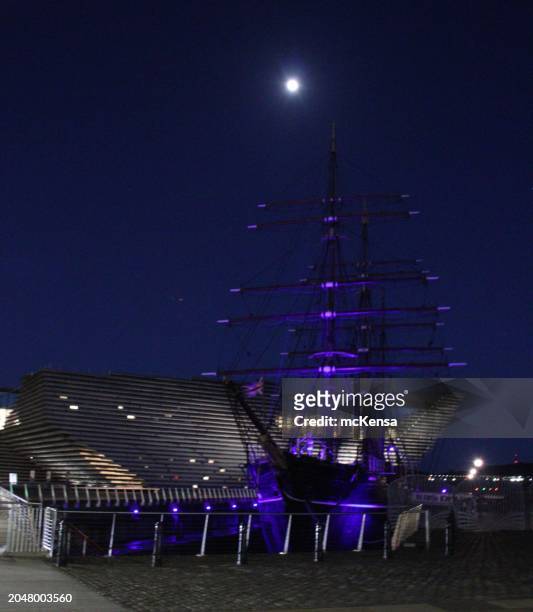 v&a dundee at night - dundee scotland stock pictures, royalty-free photos & images