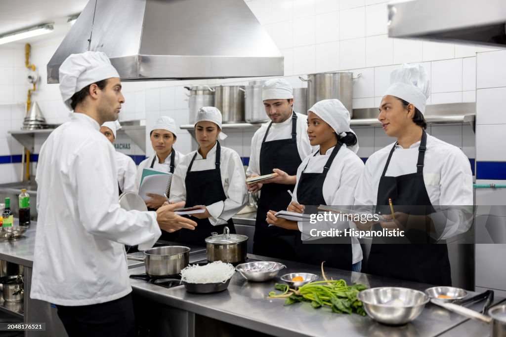 Koch unterrichtet eine Klasse in einer Kochschule