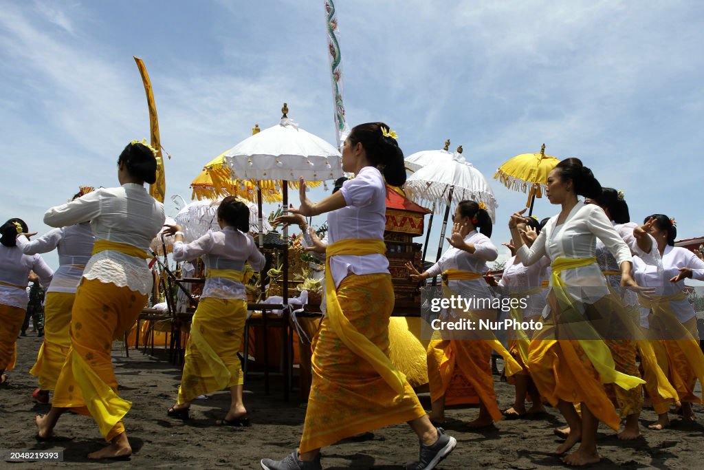 Indonesian Ritual Hindu devotees are performing dances during the Melasti ritual... News ...