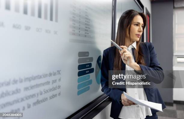 professor teaching an mba class and pointing at a projection screen - master of business administration stockfoto's en -beelden