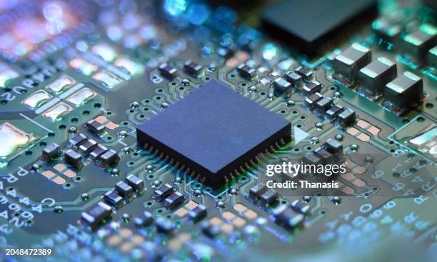 close-up om a computer chip - scheda a circuito foto e immagini stock