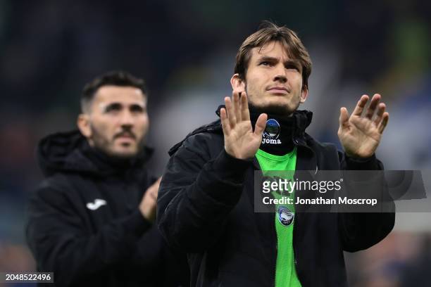 Marten De Roon of Atalanta salutes the fans following the final whistle of the Serie A TIM match between FC Internazionale and Atalanta BC - Serie A...